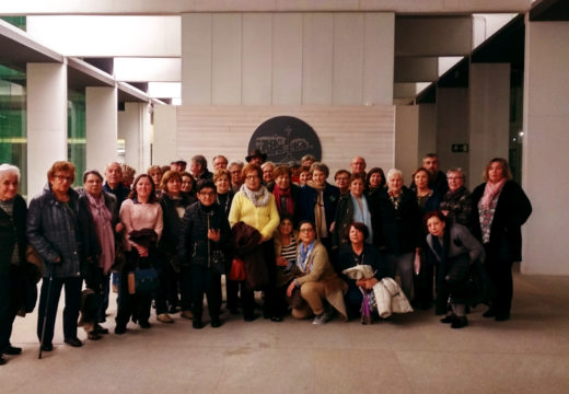 Uns 35 maiores de Riveira viaxaron a Vigo para ver en directo o Pergamiño Vindel e visitaron o Museo de Pontevedra